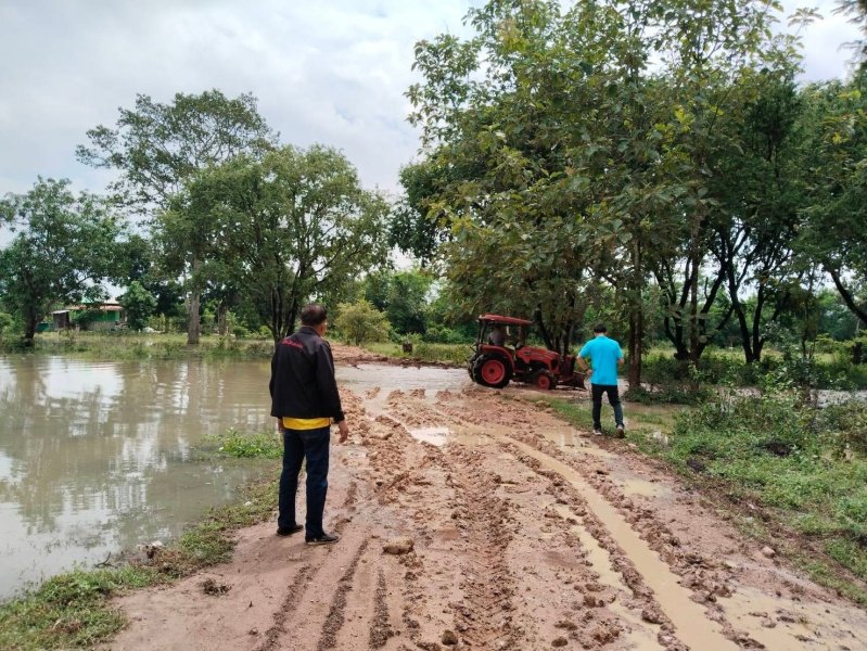 เทศบาลตำบลปักธงชัยออกช่วยเหลือผู้ได้รับความเดือดร้อนจากเหตุน้ำท่วมขังระบายไม่ทัน บ้านขอนขว้าง ม. 9 และ บ้านโรงนา ม.5 ต.เมืองปัก