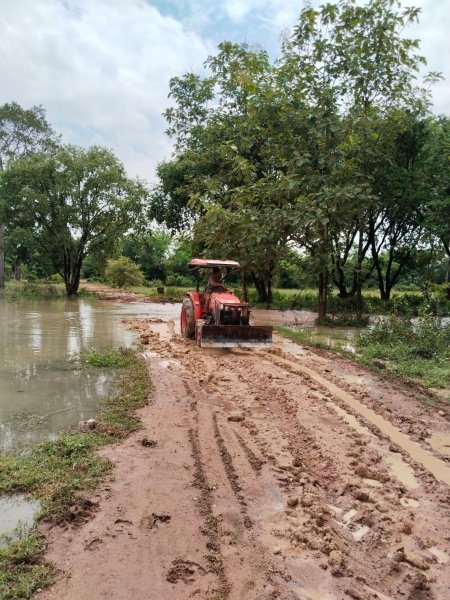 เทศบาลตำบลปักธงชัยออกช่วยเหลือผู้ได้รับความเดือดร้อนจากเหตุน้ำท่วมขังระบายไม่ทัน บ้านขอนขว้าง ม. 9 และ บ้านโรงนา ม.5 ต.เมืองปัก