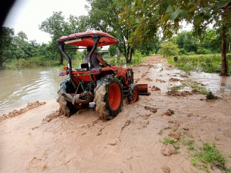 เทศบาลตำบลปักธงชัยออกช่วยเหลือผู้ได้รับความเดือดร้อนจากเหตุน้ำท่วมขังระบายไม่ทัน บ้านขอนขว้าง ม. 9 และ บ้านโรงนา ม.5 ต.เมืองปัก