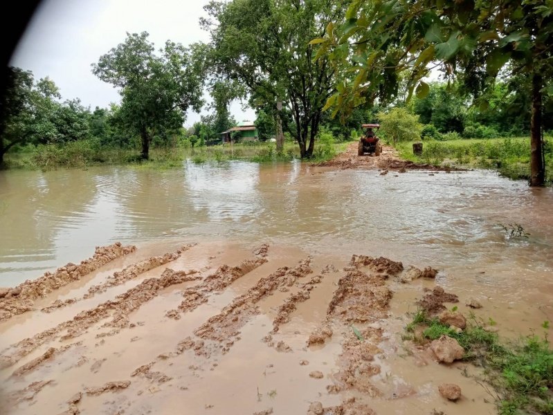 เทศบาลตำบลปักธงชัยออกช่วยเหลือผู้ได้รับความเดือดร้อนจากเหตุน้ำท่วมขังระบายไม่ทัน บ้านขอนขว้าง ม. 9 และ บ้านโรงนา ม.5 ต.เมืองปัก