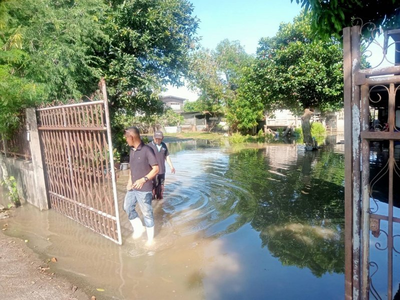 เทศบาลตำบลปักธงชัยออกช่วยเหลือผู้ได้รับความเดือดร้อนจากเหตุน้ำท่วมขังระบายไม่ทัน บ้านขอนขว้าง ม. 9 และ บ้านโรงนา ม.5 ต.เมืองปัก