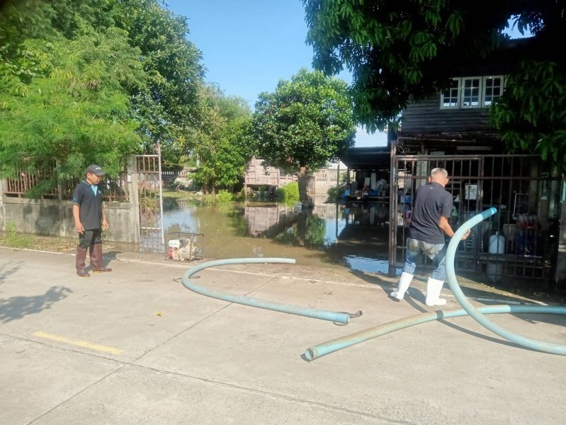 เทศบาลตำบลปักธงชัยออกช่วยเหลือผู้ได้รับความเดือดร้อนจากเหตุน้ำท่วมขังระบายไม่ทัน บ้านขอนขว้าง ม. 9 และ บ้านโรงนา ม.5 ต.เมืองปัก