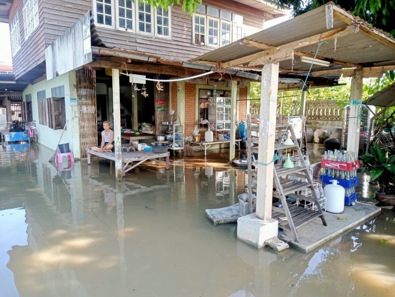 เทศบาลตำบลปักธงชัยออกช่วยเหลือผู้ได้รับความเดือดร้อนจากเหตุน้ำท่วมขังระบายไม่ทัน บ้านขอนขว้าง ม. 9 และ บ้านโรงนา ม.5 ต.เมืองปัก