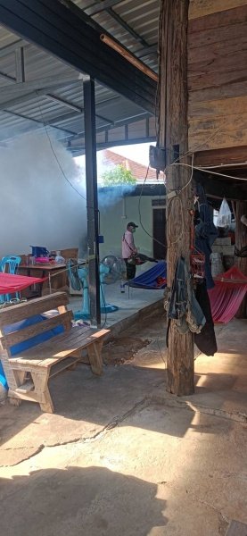 กองสาธารณสุขและสิ่งแวดล้อม เทศบาลตำบลปักธงชัย ออกพ่นหมอกควัน เพื่อกำจัดยุงลายพาหะนำโรคไข้เลือดออกให้กับประชาชนในพื้นที่