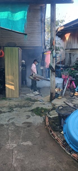 กองสาธารณสุขและสิ่งแวดล้อม เทศบาลตำบลปักธงชัย ออกพ่นหมอกควัน เพื่อกำจัดยุงลายพาหะนำโรคไข้เลือดออกให้กับประชาชนในพื้นที่