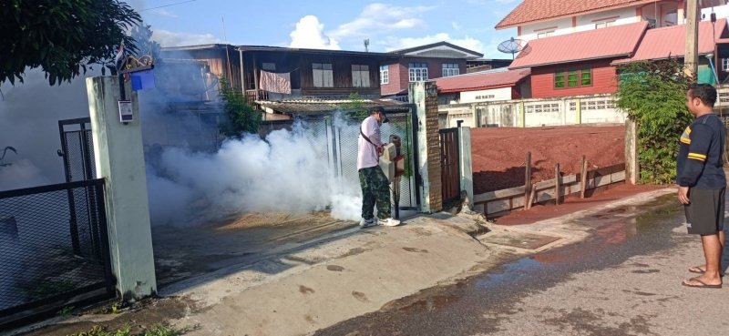 กองสาธารณสุขและสิ่งแวดล้อม เทศบาลตำบลปักธงชัย ออกพ่นหมอกควัน เพื่อกำจัดยุงลายพาหะนำโรคไข้เลือดออกให้กับประชาชนในพื้นที่