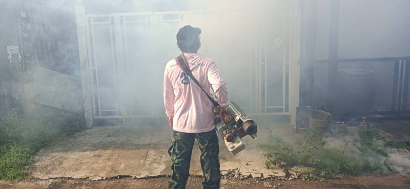กองสาธารณสุขและสิ่งแวดล้อม เทศบาลตำบลปักธงชัย ออกพ่นหมอกควัน เพื่อกำจัดยุงลายพาหะนำโรคไข้เลือดออกให้กับประชาชนในพื้นที่