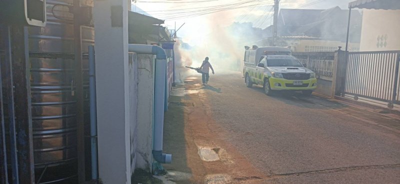 กองสาธารณสุขและสิ่งแวดล้อม เทศบาลตำบลปักธงชัย ออกพ่นหมอกควัน เพื่อกำจัดยุงลายพาหะนำโรคไข้เลือดออกให้กับประชาชนในพื้นที่