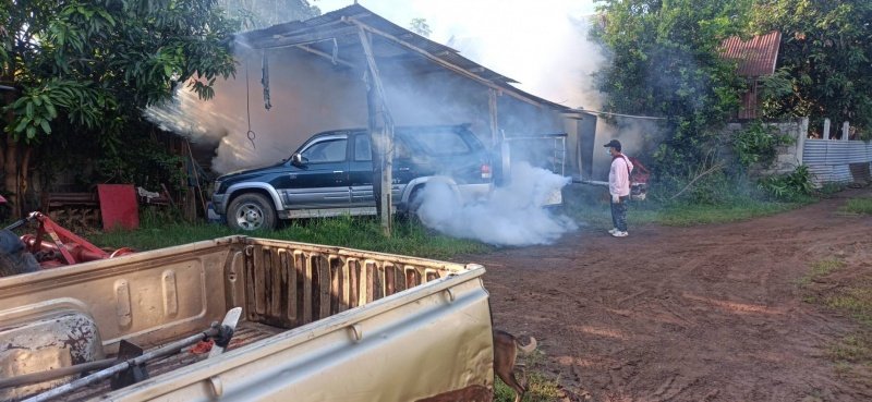 กองสาธารณสุขและสิ่งแวดล้อม เทศบาลตำบลปักธงชัย ออกพ่นหมอกควัน เพื่อกำจัดยุงลายพาหะนำโรคไข้เลือดออกให้กับประชาชนในพื้นที่