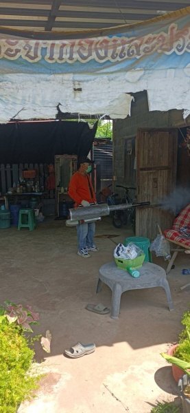 กองสาธารณสุขและสิ่งแวดล้อม เทศบาลตำบลปักธงชัย ออกพ่นหมอกควัน เพื่อกำจัดยุงลายพาหะนำโรคไข้เลือดออกให้กับประชาชนในพื้นที่