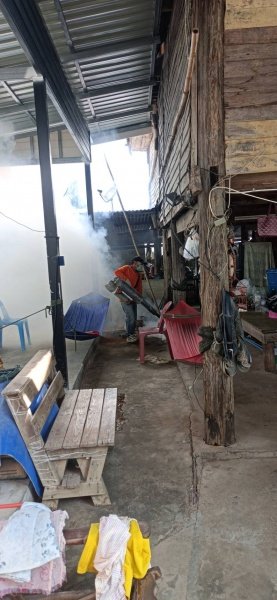 กองสาธารณสุขและสิ่งแวดล้อม เทศบาลตำบลปักธงชัย ออกพ่นหมอกควัน เพื่อกำจัดยุงลายพาหะนำโรคไข้เลือดออกให้กับประชาชนในพื้นที่