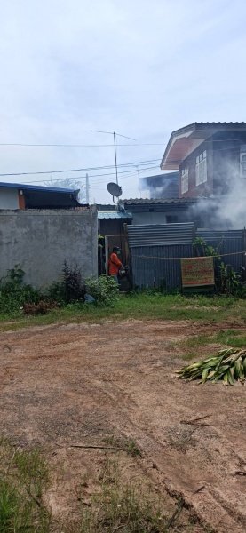 กองสาธารณสุขและสิ่งแวดล้อม เทศบาลตำบลปักธงชัย ออกพ่นหมอกควัน เพื่อกำจัดยุงลายพาหะนำโรคไข้เลือดออกให้กับประชาชนในพื้นที่