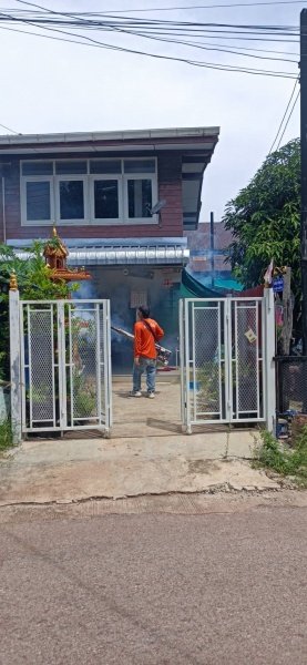 กองสาธารณสุขและสิ่งแวดล้อม เทศบาลตำบลปักธงชัย ออกพ่นหมอกควัน เพื่อกำจัดยุงลายพาหะนำโรคไข้เลือดออกให้กับประชาชนในพื้นที่