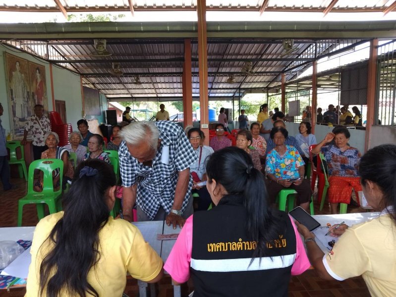 เทศบาลตำบลปักธงชัยออกบริการจ่ายเบี้ยยังชีพและบริการเก็บคค่าธรรมเนียมการเก็บขนขยะ ในเขตพื้นที่เทศบาลตำบลปักธงชัย