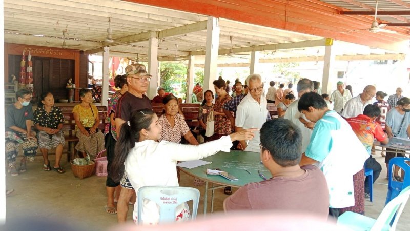 งานพัฒนาชุมชน สำนักปลัดเทศบาล และ กองสาธารณสุขและสิ่งแวดล้อม เทศบาลตำบลปักธงชัย ออกหน่วยบริการเคลื่อนที่จ่ายเบี้ยยังชีพและบริการจัดเก็บค่าบริการเก็บขนขยะ