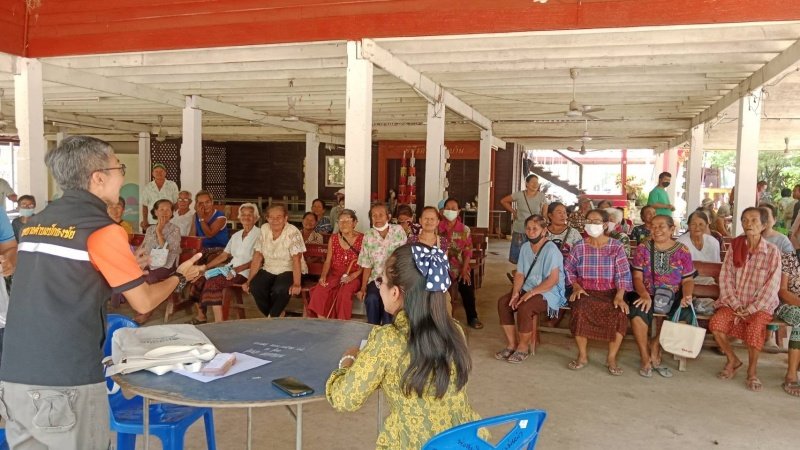 งานพัฒนาชุมชน สำนักปลัดเทศบาล และ กองสาธารณสุขและสิ่งแวดล้อม เทศบาลตำบลปักธงชัย ออกหน่วยบริการเคลื่อนที่จ่ายเบี้ยยังชีพและบริการจัดเก็บค่าบริการเก็บขนขยะ