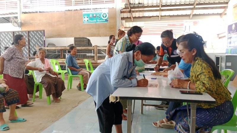 งานพัฒนาชุมชน สำนักปลัดเทศบาล และ กองสาธารณสุขและสิ่งแวดล้อม เทศบาลตำบลปักธงชัย ออกหน่วยบริการเคลื่อนที่จ่ายเบี้ยยังชีพและบริการจัดเก็บค่าบริการเก็บขนขยะ
