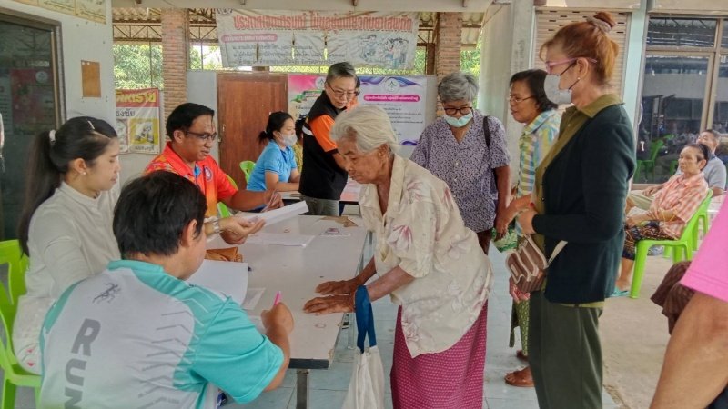 งานพัฒนาชุมชน สำนักปลัดเทศบาล และ กองสาธารณสุขและสิ่งแวดล้อม เทศบาลตำบลปักธงชัย ออกหน่วยบริการเคลื่อนที่จ่ายเบี้ยยังชีพและบริการจัดเก็บค่าบริการเก็บขนขยะ