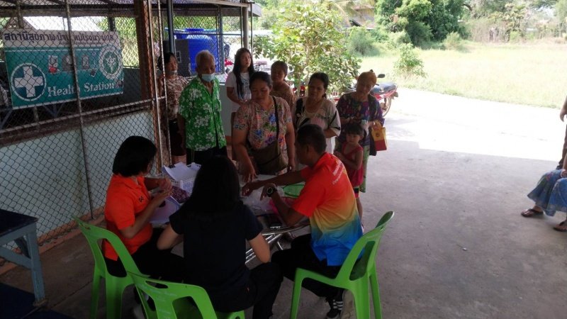 งานพัฒนาชุมชน สำนักปลัดเทศบาล และ กองสาธารณสุขและสิ่งแวดล้อม เทศบาลตำบลปักธงชัย ออกหน่วยบริการเคลื่อนที่จ่ายเบี้ยยังชีพและบริการจัดเก็บค่าบริการเก็บขนขยะ
