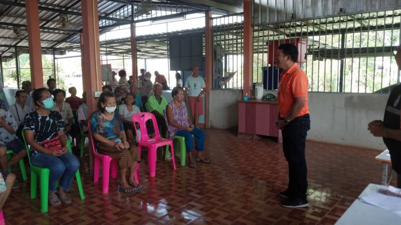 งานพัฒนาชุมชน สำนักปลัดเทศบาล และ กองสาธารณสุขและสิ่งแวดล้อม เทศบาลตำบลปักธงชัย ออกหน่วยบริการเคลื่อนที่จ่ายเบี้ยยังชีพและบริการจัดเก็บค่าบริการเก็บขนขยะ