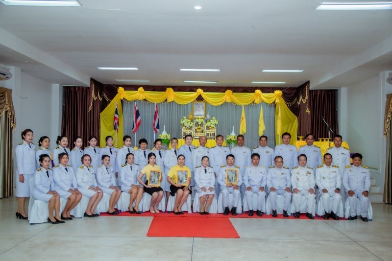 พิธีรับพระราชทานพระบรมฉายาลักษณ์พระบาทสมเด็จพระเจ้าอยู่หัวที่ฉายกับสมเด็จพระนางเจ้าฯ พระบรมราชินี เพื่อเชิญไปประดิษฐาน ณ เทศบาลตำบลปักธงชัยและศูนย์พัฒนาเด็กเล็กเทศบาลตำบลปักธงชัย เพื่อแสดงความจงรักภักดีและน้อมนำสำนึกในพระมหากรุณาธิคุณต่อสถาบันพระมหากษัตริย์ วันที่ 24 พฤษภาคม 2567 ณ หอประชุมเทศบาลตำบลปักธงชัย