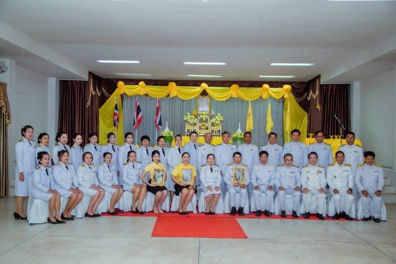 พิธีรับพระราชทานพระบรมฉายาลักษณ์พระบาทสมเด็จพระเจ้าอยู่หัวที่ฉายกับสมเด็จพระนางเจ้าฯ พระบรมราชินี เพื่อเชิญไปประดิษฐาน ณ เทศบาลตำบลปักธงชัยและศูนย์พัฒนาเด็กเล็กเทศบาลตำบลปักธงชัย เพื่อแสดงความจงรักภักดีและน้อมนำสำนึกในพระมหากรุณาธิคุณต่อสถาบันพระมหากษัตริย์ วันที่ 24 พฤษภาคม 2567 ณ หอประชุมเทศบาลตำบลปักธงชัย