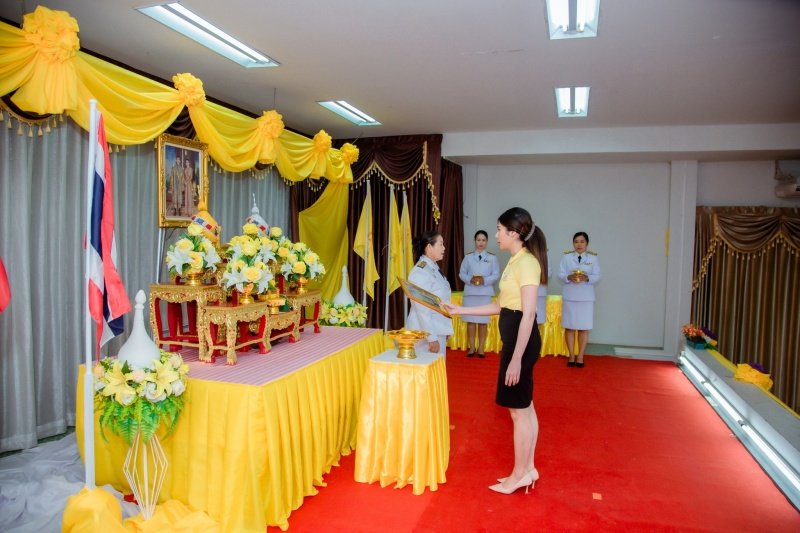 พิธีรับพระราชทานพระบรมฉายาลักษณ์พระบาทสมเด็จพระเจ้าอยู่หัวที่ฉายกับสมเด็จพระนางเจ้าฯ พระบรมราชินี เพื่อเชิญไปประดิษฐาน ณ เทศบาลตำบลปักธงชัยและศูนย์พัฒนาเด็กเล็กเทศบาลตำบลปักธงชัย เพื่อแสดงความจงรักภักดีและน้อมนำสำนึกในพระมหากรุณาธิคุณต่อสถาบันพระมหากษัตริย์ วันที่ 24 พฤษภาคม 2567 ณ หอประชุมเทศบาลตำบลปักธงชัย
