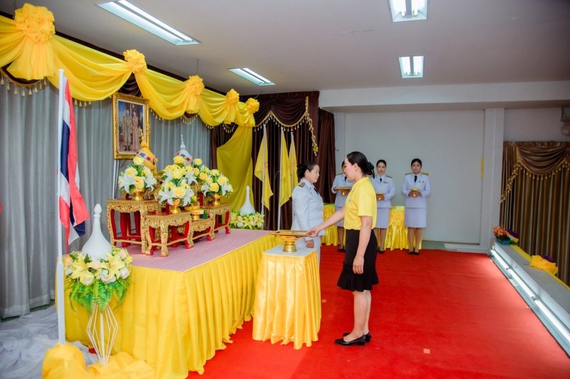 พิธีรับพระราชทานพระบรมฉายาลักษณ์พระบาทสมเด็จพระเจ้าอยู่หัวที่ฉายกับสมเด็จพระนางเจ้าฯ พระบรมราชินี เพื่อเชิญไปประดิษฐาน ณ เทศบาลตำบลปักธงชัยและศูนย์พัฒนาเด็กเล็กเทศบาลตำบลปักธงชัย เพื่อแสดงความจงรักภักดีและน้อมนำสำนึกในพระมหากรุณาธิคุณต่อสถาบันพระมหากษัตริย์ วันที่ 24 พฤษภาคม 2567 ณ หอประชุมเทศบาลตำบลปักธงชัย