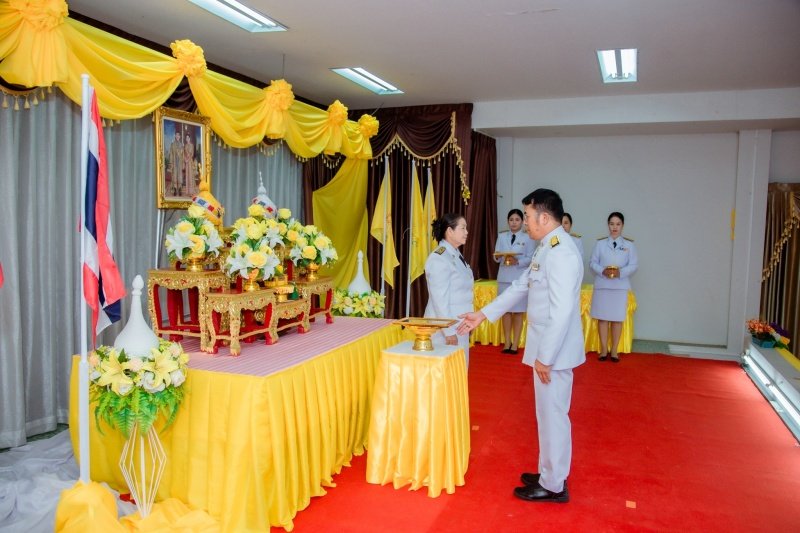 พิธีรับพระราชทานพระบรมฉายาลักษณ์พระบาทสมเด็จพระเจ้าอยู่หัวที่ฉายกับสมเด็จพระนางเจ้าฯ พระบรมราชินี เพื่อเชิญไปประดิษฐาน ณ เทศบาลตำบลปักธงชัยและศูนย์พัฒนาเด็กเล็กเทศบาลตำบลปักธงชัย เพื่อแสดงความจงรักภักดีและน้อมนำสำนึกในพระมหากรุณาธิคุณต่อสถาบันพระมหากษัตริย์ วันที่ 24 พฤษภาคม 2567 ณ หอประชุมเทศบาลตำบลปักธงชัย