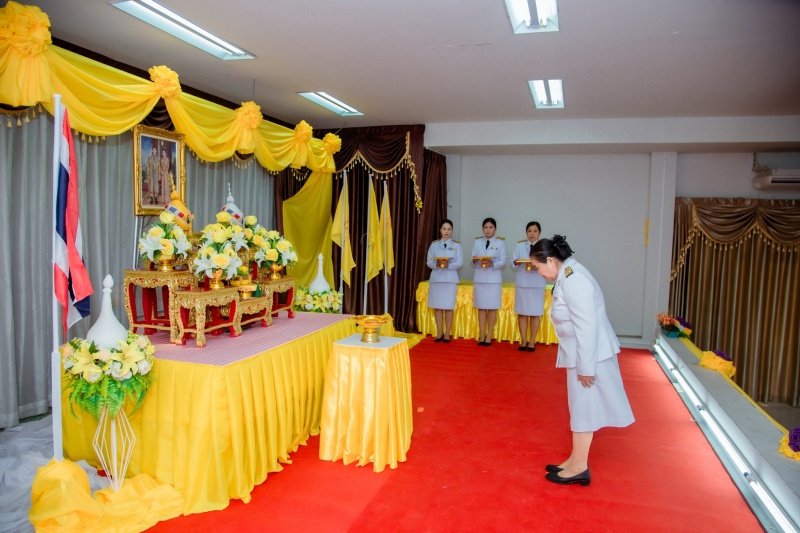 พิธีรับพระราชทานพระบรมฉายาลักษณ์พระบาทสมเด็จพระเจ้าอยู่หัวที่ฉายกับสมเด็จพระนางเจ้าฯ พระบรมราชินี เพื่อเชิญไปประดิษฐาน ณ เทศบาลตำบลปักธงชัยและศูนย์พัฒนาเด็กเล็กเทศบาลตำบลปักธงชัย เพื่อแสดงความจงรักภักดีและน้อมนำสำนึกในพระมหากรุณาธิคุณต่อสถาบันพระมหากษัตริย์ วันที่ 24 พฤษภาคม 2567 ณ หอประชุมเทศบาลตำบลปักธงชัย