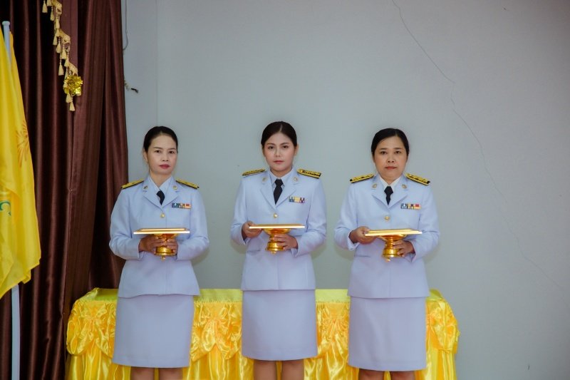 พิธีรับพระราชทานพระบรมฉายาลักษณ์พระบาทสมเด็จพระเจ้าอยู่หัวที่ฉายกับสมเด็จพระนางเจ้าฯ พระบรมราชินี เพื่อเชิญไปประดิษฐาน ณ เทศบาลตำบลปักธงชัยและศูนย์พัฒนาเด็กเล็กเทศบาลตำบลปักธงชัย เพื่อแสดงความจงรักภักดีและน้อมนำสำนึกในพระมหากรุณาธิคุณต่อสถาบันพระมหากษัตริย์ วันที่ 24 พฤษภาคม 2567 ณ หอประชุมเทศบาลตำบลปักธงชัย