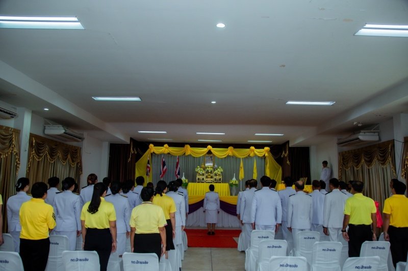พิธีรับพระราชทานพระบรมฉายาลักษณ์พระบาทสมเด็จพระเจ้าอยู่หัวที่ฉายกับสมเด็จพระนางเจ้าฯ พระบรมราชินี เพื่อเชิญไปประดิษฐาน ณ เทศบาลตำบลปักธงชัยและศูนย์พัฒนาเด็กเล็กเทศบาลตำบลปักธงชัย เพื่อแสดงความจงรักภักดีและน้อมนำสำนึกในพระมหากรุณาธิคุณต่อสถาบันพระมหากษัตริย์ วันที่ 24 พฤษภาคม 2567 ณ หอประชุมเทศบาลตำบลปักธงชัย
