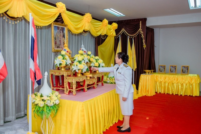 พิธีรับพระราชทานพระบรมฉายาลักษณ์พระบาทสมเด็จพระเจ้าอยู่หัวที่ฉายกับสมเด็จพระนางเจ้าฯ พระบรมราชินี เพื่อเชิญไปประดิษฐาน ณ เทศบาลตำบลปักธงชัยและศูนย์พัฒนาเด็กเล็กเทศบาลตำบลปักธงชัย เพื่อแสดงความจงรักภักดีและน้อมนำสำนึกในพระมหากรุณาธิคุณต่อสถาบันพระมหากษัตริย์ วันที่ 24 พฤษภาคม 2567 ณ หอประชุมเทศบาลตำบลปักธงชัย