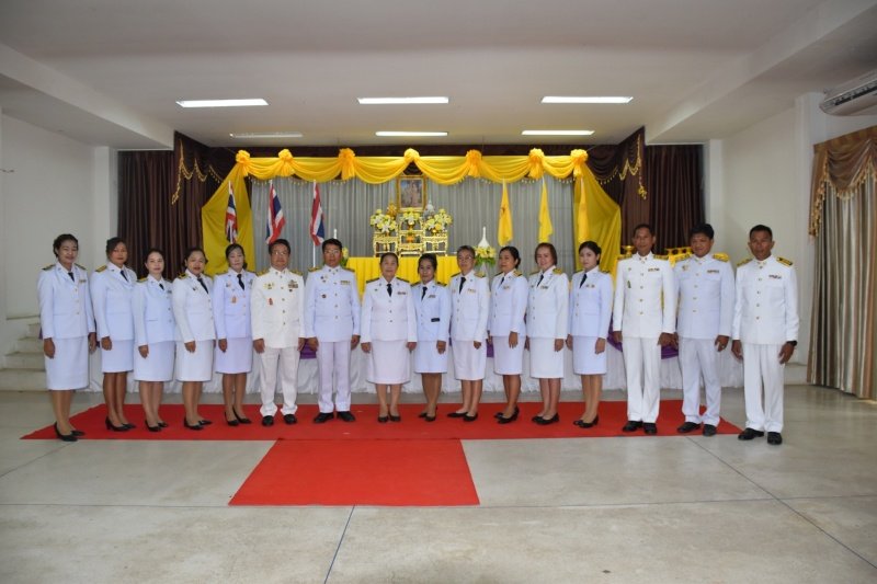 พิธีรับพระราชทานพระบรมฉายาลักษณ์พระบาทสมเด็จพระเจ้าอยู่หัวที่ฉายกับสมเด็จพระนางเจ้าฯ พระบรมราชินี เพื่อเชิญไปประดิษฐาน ณ เทศบาลตำบลปักธงชัยและศูนย์พัฒนาเด็กเล็กเทศบาลตำบลปักธงชัย เพื่อแสดงความจงรักภักดีและน้อมนำสำนึกในพระมหากรุณาธิคุณต่อสถาบันพระมหากษัตริย์ วันที่ 24 พฤษภาคม 2567 ณ หอประชุมเทศบาลตำบลปักธงชัย