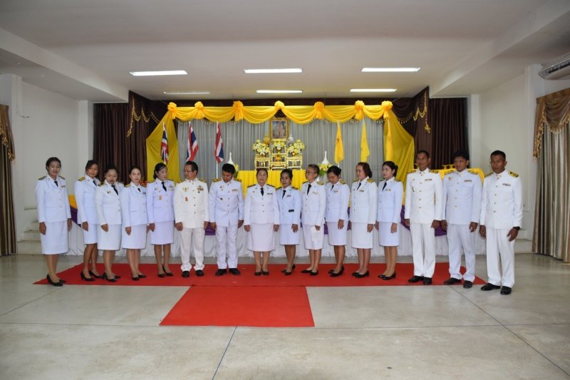 พิธีรับพระราชทานพระบรมฉายาลักษณ์พระบาทสมเด็จพระเจ้าอยู่หัวที่ฉายกับสมเด็จพระนางเจ้าฯ พระบรมราชินี เพื่อเชิญไปประดิษฐาน ณ เทศบาลตำบลปักธงชัยและศูนย์พัฒนาเด็กเล็กเทศบาลตำบลปักธงชัย เพื่อแสดงความจงรักภักดีและน้อมนำสำนึกในพระมหากรุณาธิคุณต่อสถาบันพระมหากษัตริย์ วันที่ 24 พฤษภาคม 2567 ณ หอประชุมเทศบาลตำบลปักธงชัย