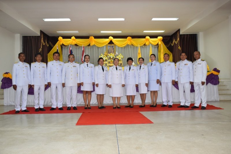 พิธีรับพระราชทานพระบรมฉายาลักษณ์พระบาทสมเด็จพระเจ้าอยู่หัวที่ฉายกับสมเด็จพระนางเจ้าฯ พระบรมราชินี เพื่อเชิญไปประดิษฐาน ณ เทศบาลตำบลปักธงชัยและศูนย์พัฒนาเด็กเล็กเทศบาลตำบลปักธงชัย เพื่อแสดงความจงรักภักดีและน้อมนำสำนึกในพระมหากรุณาธิคุณต่อสถาบันพระมหากษัตริย์ วันที่ 24 พฤษภาคม 2567 ณ หอประชุมเทศบาลตำบลปักธงชัย