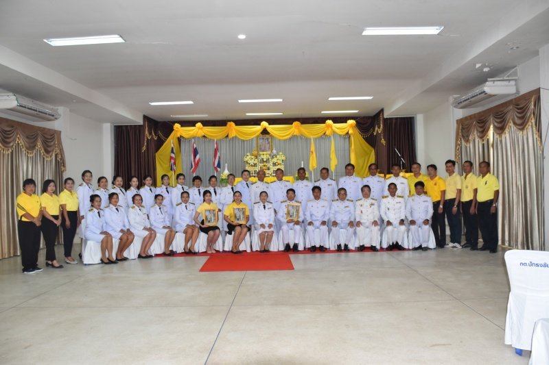 พิธีรับพระราชทานพระบรมฉายาลักษณ์พระบาทสมเด็จพระเจ้าอยู่หัวที่ฉายกับสมเด็จพระนางเจ้าฯ พระบรมราชินี เพื่อเชิญไปประดิษฐาน ณ เทศบาลตำบลปักธงชัยและศูนย์พัฒนาเด็กเล็กเทศบาลตำบลปักธงชัย เพื่อแสดงความจงรักภักดีและน้อมนำสำนึกในพระมหากรุณาธิคุณต่อสถาบันพระมหากษัตริย์ วันที่ 24 พฤษภาคม 2567 ณ หอประชุมเทศบาลตำบลปักธงชัย