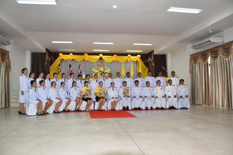 พิธีรับพระราชทานพระบรมฉายาลักษณ์พระบาทสมเด็จพระเจ้าอยู่หัวที่ฉายกับสมเด็จพระนางเจ้าฯ พระบรมราชินี เพื่อเชิญไปประดิษฐาน ณ เทศบาลตำบลปักธงชัยและศูนย์พัฒนาเด็กเล็กเทศบาลตำบลปักธงชัย เพื่อแสดงความจงรักภักดีและน้อมนำสำนึกในพระมหากรุณาธิคุณต่อสถาบันพระมหากษัตริย์ วันที่ 24 พฤษภาคม 2567 ณ หอประชุมเทศบาลตำบลปักธงชัย