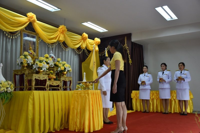 พิธีรับพระราชทานพระบรมฉายาลักษณ์พระบาทสมเด็จพระเจ้าอยู่หัวที่ฉายกับสมเด็จพระนางเจ้าฯ พระบรมราชินี เพื่อเชิญไปประดิษฐาน ณ เทศบาลตำบลปักธงชัยและศูนย์พัฒนาเด็กเล็กเทศบาลตำบลปักธงชัย เพื่อแสดงความจงรักภักดีและน้อมนำสำนึกในพระมหากรุณาธิคุณต่อสถาบันพระมหากษัตริย์ วันที่ 24 พฤษภาคม 2567 ณ หอประชุมเทศบาลตำบลปักธงชัย