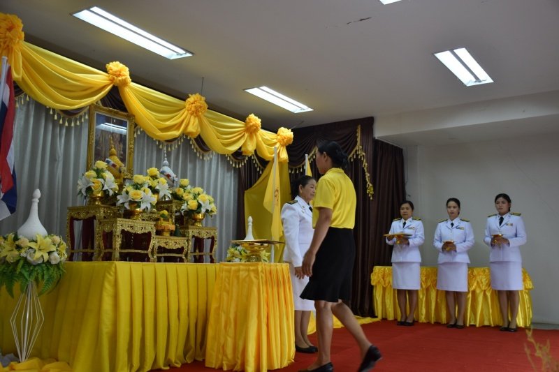 พิธีรับพระราชทานพระบรมฉายาลักษณ์พระบาทสมเด็จพระเจ้าอยู่หัวที่ฉายกับสมเด็จพระนางเจ้าฯ พระบรมราชินี เพื่อเชิญไปประดิษฐาน ณ เทศบาลตำบลปักธงชัยและศูนย์พัฒนาเด็กเล็กเทศบาลตำบลปักธงชัย เพื่อแสดงความจงรักภักดีและน้อมนำสำนึกในพระมหากรุณาธิคุณต่อสถาบันพระมหากษัตริย์ วันที่ 24 พฤษภาคม 2567 ณ หอประชุมเทศบาลตำบลปักธงชัย