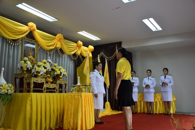 พิธีรับพระราชทานพระบรมฉายาลักษณ์พระบาทสมเด็จพระเจ้าอยู่หัวที่ฉายกับสมเด็จพระนางเจ้าฯ พระบรมราชินี เพื่อเชิญไปประดิษฐาน ณ เทศบาลตำบลปักธงชัยและศูนย์พัฒนาเด็กเล็กเทศบาลตำบลปักธงชัย เพื่อแสดงความจงรักภักดีและน้อมนำสำนึกในพระมหากรุณาธิคุณต่อสถาบันพระมหากษัตริย์ วันที่ 24 พฤษภาคม 2567 ณ หอประชุมเทศบาลตำบลปักธงชัย