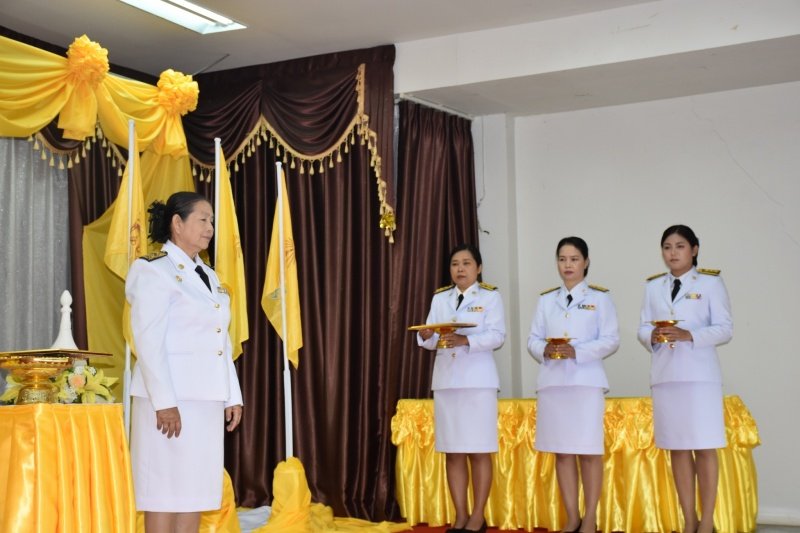 พิธีรับพระราชทานพระบรมฉายาลักษณ์พระบาทสมเด็จพระเจ้าอยู่หัวที่ฉายกับสมเด็จพระนางเจ้าฯ พระบรมราชินี เพื่อเชิญไปประดิษฐาน ณ เทศบาลตำบลปักธงชัยและศูนย์พัฒนาเด็กเล็กเทศบาลตำบลปักธงชัย เพื่อแสดงความจงรักภักดีและน้อมนำสำนึกในพระมหากรุณาธิคุณต่อสถาบันพระมหากษัตริย์ วันที่ 24 พฤษภาคม 2567 ณ หอประชุมเทศบาลตำบลปักธงชัย