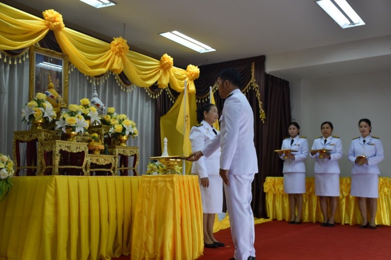พิธีรับพระราชทานพระบรมฉายาลักษณ์พระบาทสมเด็จพระเจ้าอยู่หัวที่ฉายกับสมเด็จพระนางเจ้าฯ พระบรมราชินี เพื่อเชิญไปประดิษฐาน ณ เทศบาลตำบลปักธงชัยและศูนย์พัฒนาเด็กเล็กเทศบาลตำบลปักธงชัย เพื่อแสดงความจงรักภักดีและน้อมนำสำนึกในพระมหากรุณาธิคุณต่อสถาบันพระมหากษัตริย์ วันที่ 24 พฤษภาคม 2567 ณ หอประชุมเทศบาลตำบลปักธงชัย