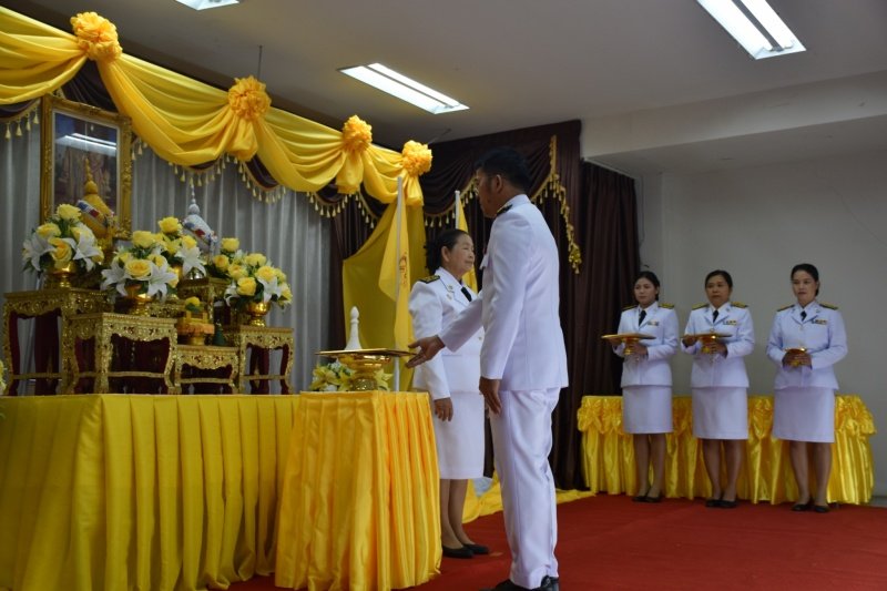 พิธีรับพระราชทานพระบรมฉายาลักษณ์พระบาทสมเด็จพระเจ้าอยู่หัวที่ฉายกับสมเด็จพระนางเจ้าฯ พระบรมราชินี เพื่อเชิญไปประดิษฐาน ณ เทศบาลตำบลปักธงชัยและศูนย์พัฒนาเด็กเล็กเทศบาลตำบลปักธงชัย เพื่อแสดงความจงรักภักดีและน้อมนำสำนึกในพระมหากรุณาธิคุณต่อสถาบันพระมหากษัตริย์ วันที่ 24 พฤษภาคม 2567 ณ หอประชุมเทศบาลตำบลปักธงชัย