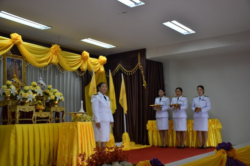 พิธีรับพระราชทานพระบรมฉายาลักษณ์พระบาทสมเด็จพระเจ้าอยู่หัวที่ฉายกับสมเด็จพระนางเจ้าฯ พระบรมราชินี เพื่อเชิญไปประดิษฐาน ณ เทศบาลตำบลปักธงชัยและศูนย์พัฒนาเด็กเล็กเทศบาลตำบลปักธงชัย เพื่อแสดงความจงรักภักดีและน้อมนำสำนึกในพระมหากรุณาธิคุณต่อสถาบันพระมหากษัตริย์ วันที่ 24 พฤษภาคม 2567 ณ หอประชุมเทศบาลตำบลปักธงชัย