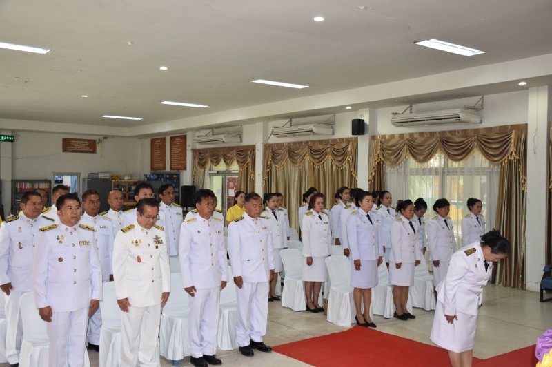 พิธีรับพระราชทานพระบรมฉายาลักษณ์พระบาทสมเด็จพระเจ้าอยู่หัวที่ฉายกับสมเด็จพระนางเจ้าฯ พระบรมราชินี เพื่อเชิญไปประดิษฐาน ณ เทศบาลตำบลปักธงชัยและศูนย์พัฒนาเด็กเล็กเทศบาลตำบลปักธงชัย เพื่อแสดงความจงรักภักดีและน้อมนำสำนึกในพระมหากรุณาธิคุณต่อสถาบันพระมหากษัตริย์ วันที่ 24 พฤษภาคม 2567 ณ หอประชุมเทศบาลตำบลปักธงชัย