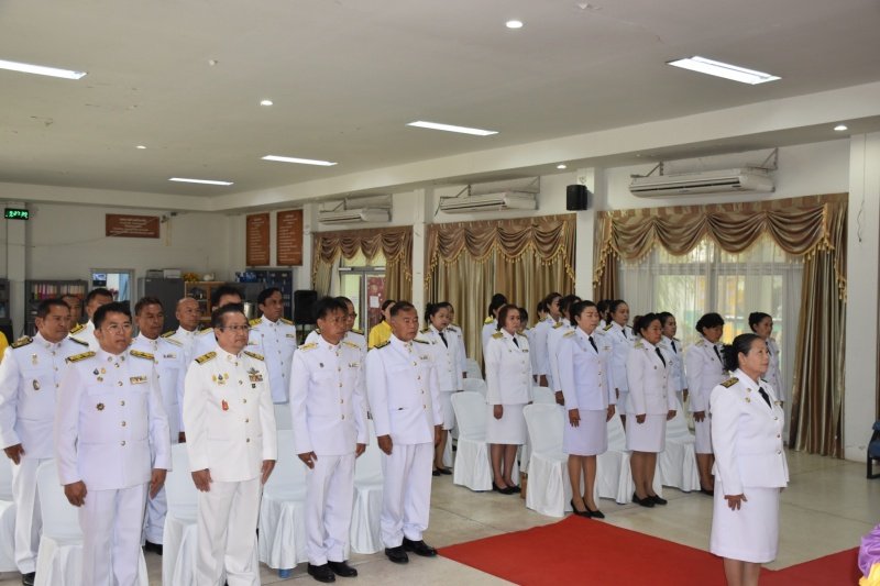 พิธีรับพระราชทานพระบรมฉายาลักษณ์พระบาทสมเด็จพระเจ้าอยู่หัวที่ฉายกับสมเด็จพระนางเจ้าฯ พระบรมราชินี เพื่อเชิญไปประดิษฐาน ณ เทศบาลตำบลปักธงชัยและศูนย์พัฒนาเด็กเล็กเทศบาลตำบลปักธงชัย เพื่อแสดงความจงรักภักดีและน้อมนำสำนึกในพระมหากรุณาธิคุณต่อสถาบันพระมหากษัตริย์ วันที่ 24 พฤษภาคม 2567 ณ หอประชุมเทศบาลตำบลปักธงชัย