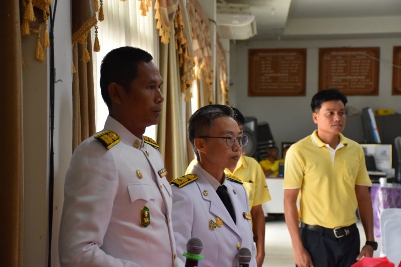 พิธีรับพระราชทานพระบรมฉายาลักษณ์พระบาทสมเด็จพระเจ้าอยู่หัวที่ฉายกับสมเด็จพระนางเจ้าฯ พระบรมราชินี เพื่อเชิญไปประดิษฐาน ณ เทศบาลตำบลปักธงชัยและศูนย์พัฒนาเด็กเล็กเทศบาลตำบลปักธงชัย เพื่อแสดงความจงรักภักดีและน้อมนำสำนึกในพระมหากรุณาธิคุณต่อสถาบันพระมหากษัตริย์ วันที่ 24 พฤษภาคม 2567 ณ หอประชุมเทศบาลตำบลปักธงชัย