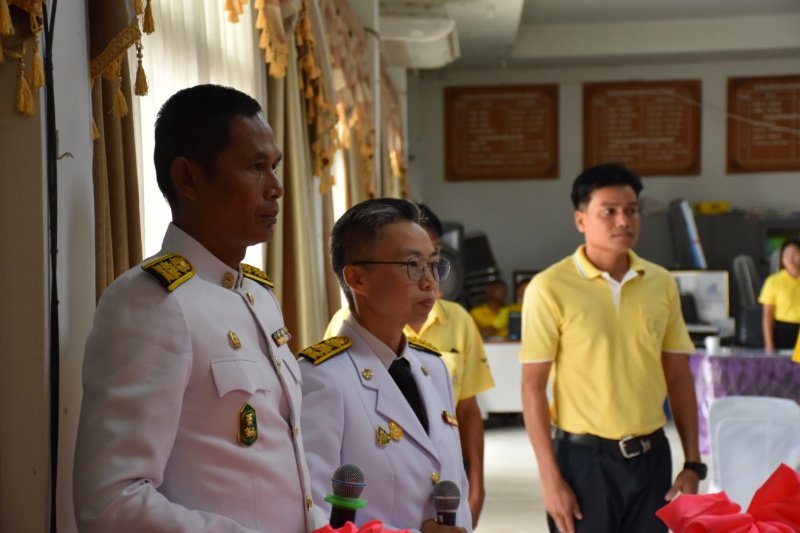 พิธีรับพระราชทานพระบรมฉายาลักษณ์พระบาทสมเด็จพระเจ้าอยู่หัวที่ฉายกับสมเด็จพระนางเจ้าฯ พระบรมราชินี เพื่อเชิญไปประดิษฐาน ณ เทศบาลตำบลปักธงชัยและศูนย์พัฒนาเด็กเล็กเทศบาลตำบลปักธงชัย เพื่อแสดงความจงรักภักดีและน้อมนำสำนึกในพระมหากรุณาธิคุณต่อสถาบันพระมหากษัตริย์ วันที่ 24 พฤษภาคม 2567 ณ หอประชุมเทศบาลตำบลปักธงชัย