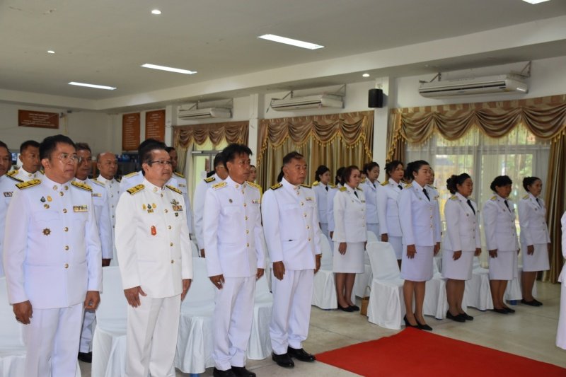 พิธีรับพระราชทานพระบรมฉายาลักษณ์พระบาทสมเด็จพระเจ้าอยู่หัวที่ฉายกับสมเด็จพระนางเจ้าฯ พระบรมราชินี เพื่อเชิญไปประดิษฐาน ณ เทศบาลตำบลปักธงชัยและศูนย์พัฒนาเด็กเล็กเทศบาลตำบลปักธงชัย เพื่อแสดงความจงรักภักดีและน้อมนำสำนึกในพระมหากรุณาธิคุณต่อสถาบันพระมหากษัตริย์ วันที่ 24 พฤษภาคม 2567 ณ หอประชุมเทศบาลตำบลปักธงชัย